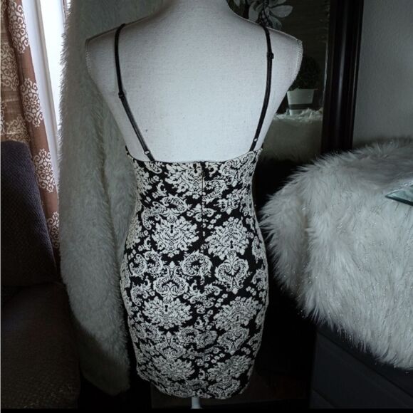 ASTR BODYCON BLACK & WHITE FLORAL DRESS SZ.M GUC - Picture 6 of 11